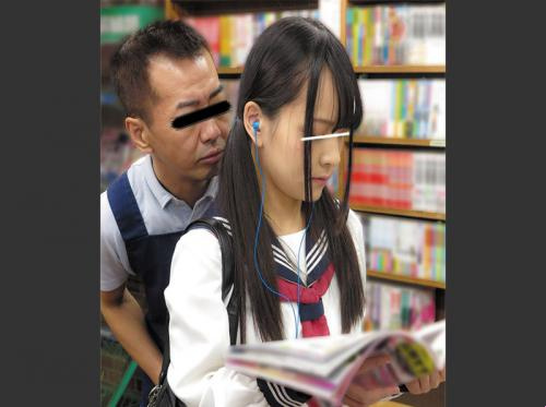 学校の図書館で大声で喘ぎ声を出さずに女子学生を犯す